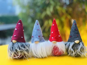 Vier verschiedene Stoffpupen mit Zipfelmütze - ein Sinnbild für Unterschiedlichkeit und Vielfalt.