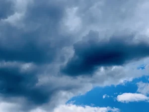 Die Kommunikation zwischen Menschen, die in verschiedenen Kulturen leben, kann unter Umständen dann fehlschlagen, wenn auf beiden Seiten vorab bestimmte Erwartungen an die Kommunikation geknüpft sind, die dann nicht erfüllt werden. Hinzu kommen unterschiedliche Kommunikationsgewohnheiten, die oftmals kulturell bedingt sind und Unterschiede in der Sprache.