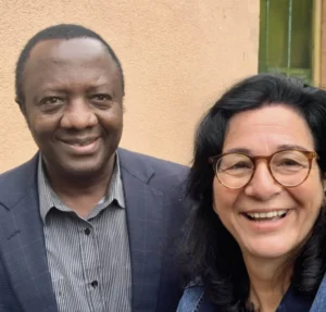 Fidon Mwombeki und Martina Pauly im interkulturellen Dialog