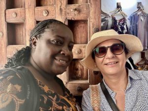 Zwei Frauen stehen vor einer Holztür