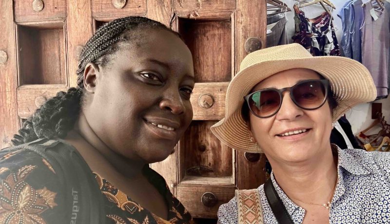 Zwei Frauen stehen vor einer Holztür