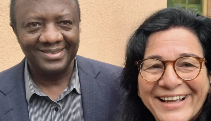 Fidon Mwombeki und Martina Pauly im interkulturellen Dialog